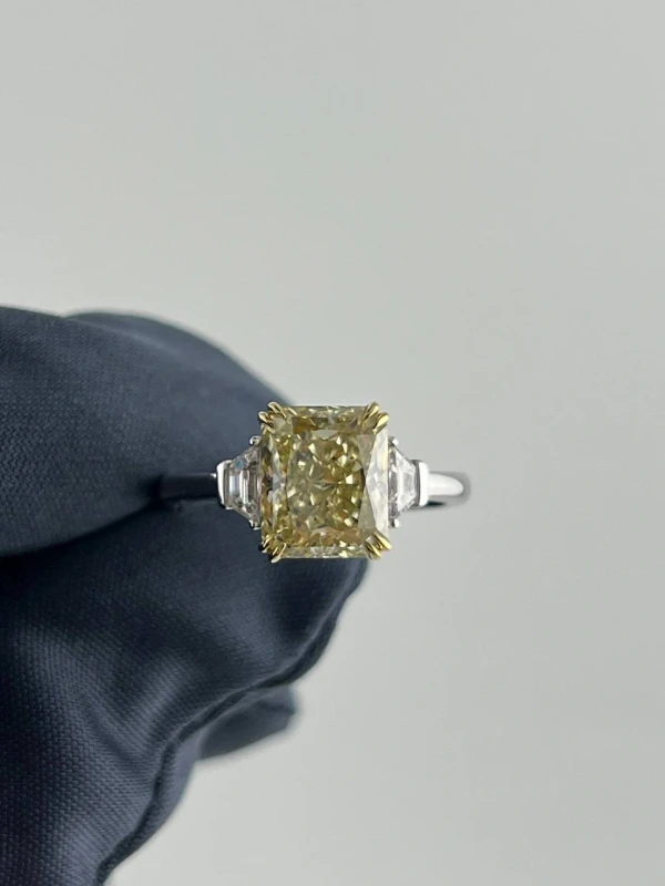 No name С БРИЛЛИАНТОМ 3.40 CT FBGY/SI1 3.40 CT 4