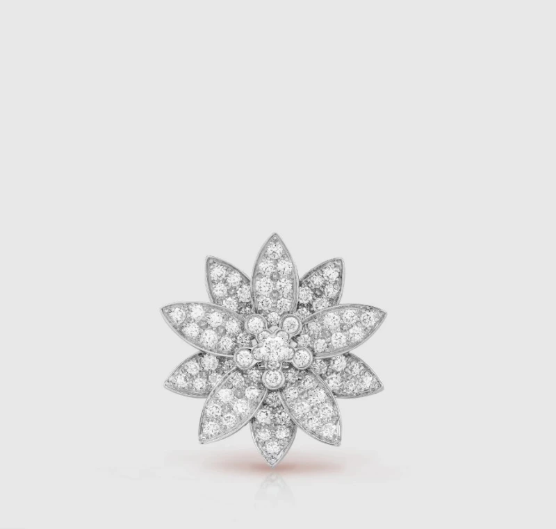 Van Cleef & Arpels. Lotus clip pendant, medium model VCARA12600 3