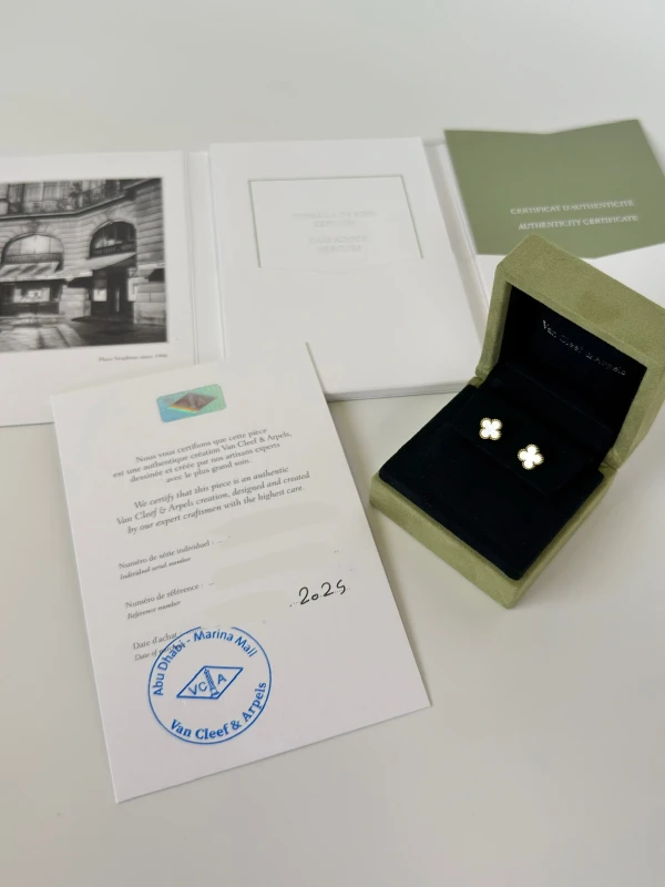 Van Cleef & Arpels. SWEET ALHAMBRA EARSTUDS VCARA44800 3
