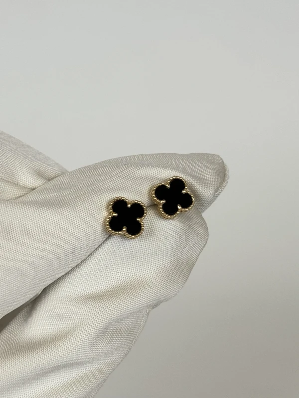 Van Cleef & Arpels. SWEET ALHAMBRA EARSTUDS VCARA44900 2