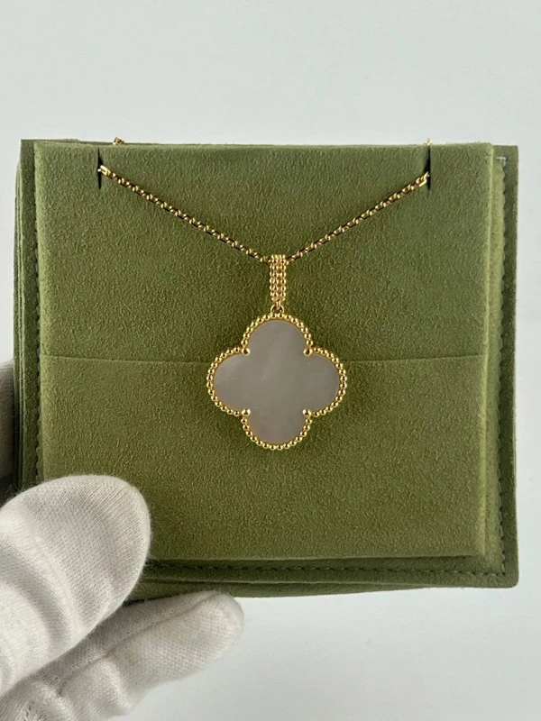 Van Cleef & Arpels. MAGIC ALHAMBRA LONG NECKLACE 1 MOTIF VCARO49L00 2