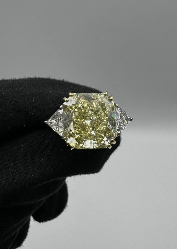 No name С БРИЛЛИАНТОМ 8,02 CT FANCY LIGHT YELLOW / I1 8,02  Fancy Light Yellow / I1 2