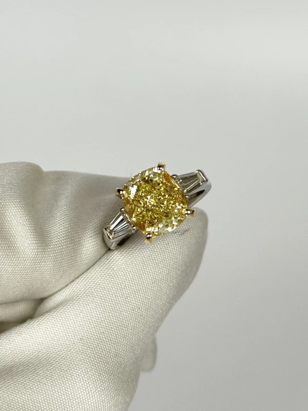 Earrings without a brand CUSION DIAMOND 5.05 CT FANCY LIGHT YELLOW RING (GIA) NN5.05 CT FLY/VS1 3