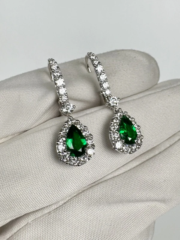 Graff PEAR EMERALD ICON EARRINGS 0.52-0.52 CT WHITH DIAMONDS PAVE RGE1830EM 4