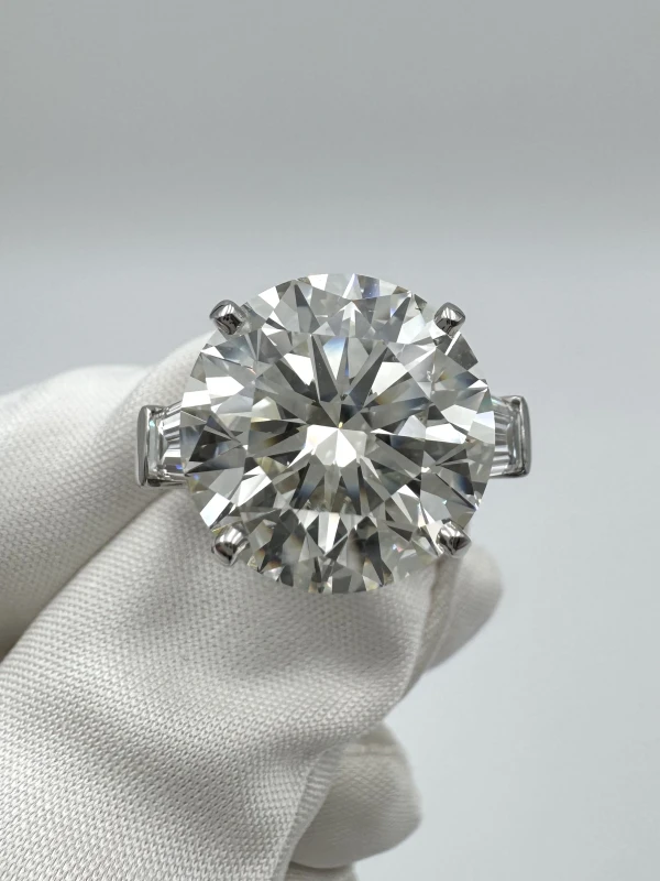 Graff ROUND DIAMOND  9.07 CT L/VS2 RING (SIZE 49) RGR9.07 2