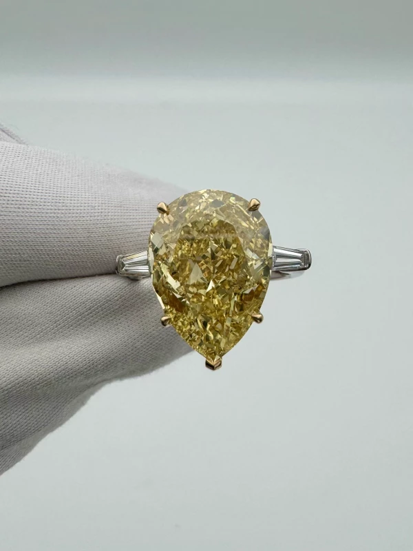 No name С БРИЛЛИАНТОМ 10.11 CT FANCY YELLOW 10.11 CT FANCY YELLOW 3