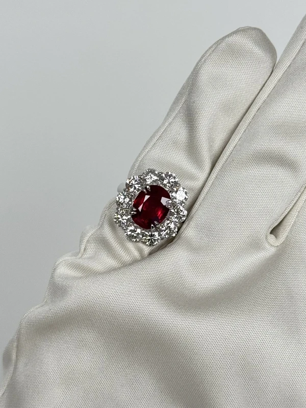 СЕРЬГИ NO NAME С РУБИНОМ 4.16 CT VIVID RED PIGEON'S BLOOD. BURMA 4.16 CT VIVID RED PIGEON'S BLOOD. BURMA 5