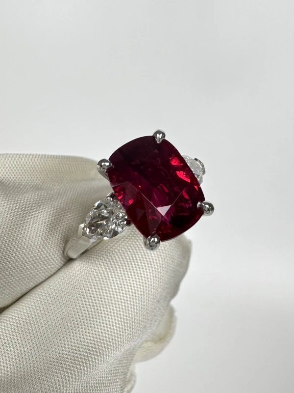 No name CUSHION RUBY 4.01 CT VIVID RED PIGEON'S BLOOD. BURMA (GRS) nn4.01ctRuby 4