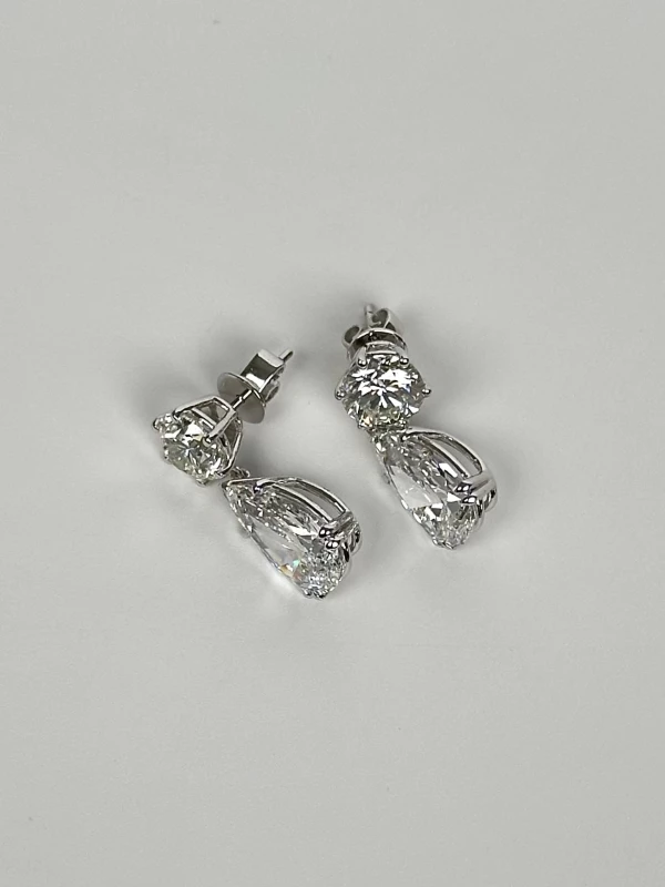 Earrings without a brand PEAR AND ROUND DIAMOND EARRINGS 4.01-4.01 CT E-F/VS2 (GIA) 4.01-4.01 CT E-F/VS2 (GIA) 6