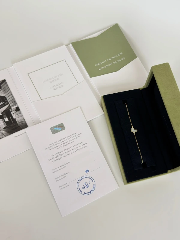 Van Cleef & Arpels. SWEET ALHAMBRA BUTTERFLY BRACELET VCARF69000 4