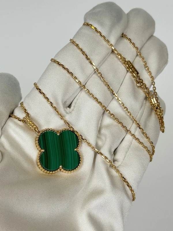 Van Cleef & Arpels. Magic Alhambra Long Necklace, 1 motif VCARO3MG00 5