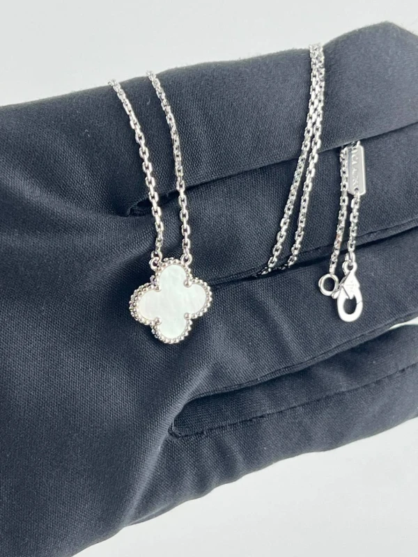 Van Cleef & Arpels. VINTAGE ALHAMBRA PENDANT VCARF48700 3