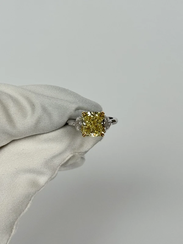 Graff CUSHION DIAMOND RING 4.10 CT FANCY YELLOW/VVS2 (GIA) GR4.10CT 2