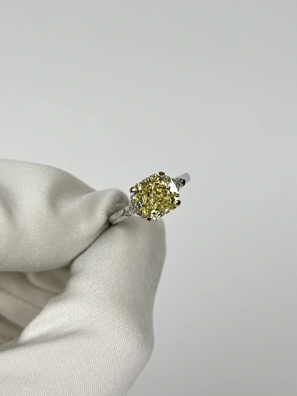 Graff RADIANT DIAMOND 3.02 CT FANCY YELLOW/VVS2 RING (GIA) GR3.02FY/VVS2 3