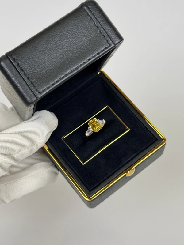 Graff EMERALD DIAMOND 3.04 CT FANCY VIVID YELLOW/VS1 (GIA) GR1914 5