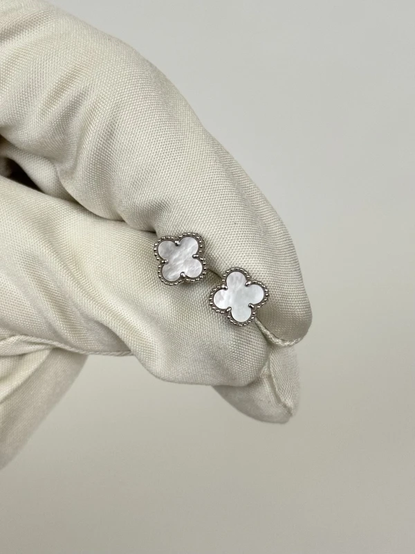 Van Cleef & Arpels SWEET ALHAMBRA EASRTUDS VCARG12000 2
