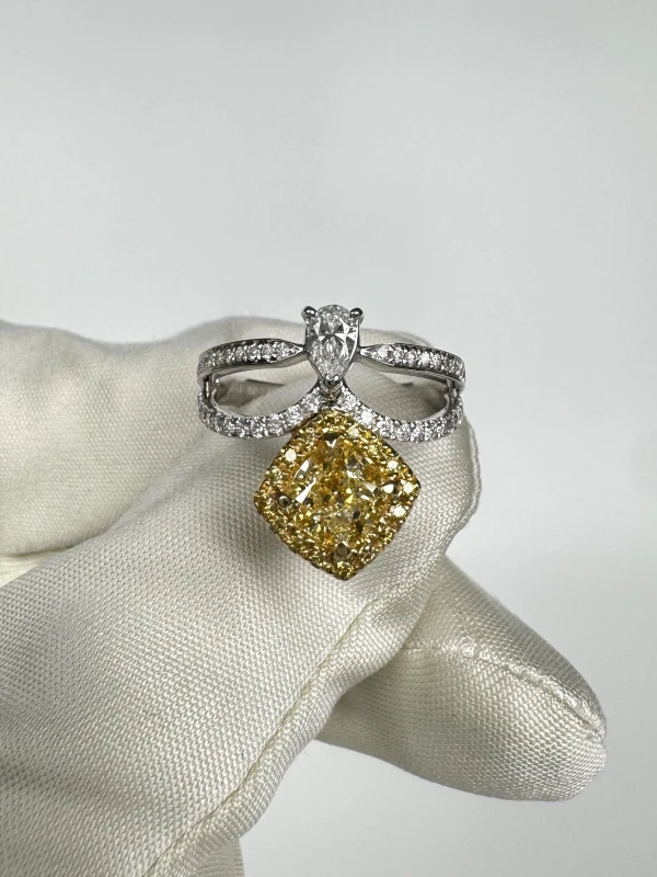 No name CUSHION DIAMOND 1.00 CT FANCY LIGHT YELLOW/VS1 RING (GIA) NN1.00CT FLY/VS1 2