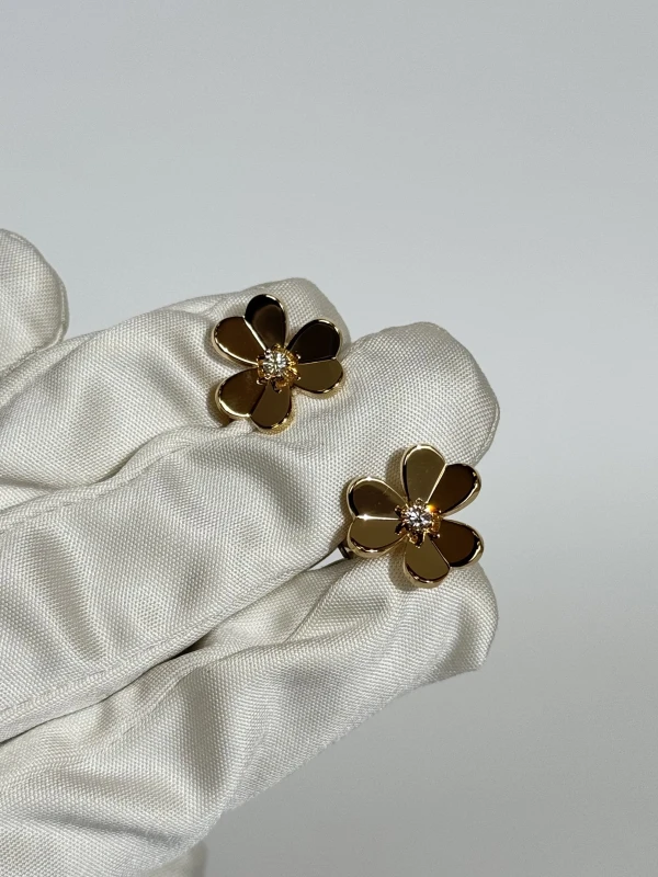 Van Cleef & Arpels. FRIVOLE EARRINGS, SMALL MODEL VCARB65700 4