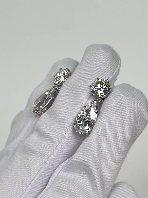 Earrings without a brand PEAR AND ROUND DIAMOND EARRINGS 4.01-4.01 CT E-F/VS2 (GIA) 4.01-4.01 CT E-F/VS2 (GIA) 4