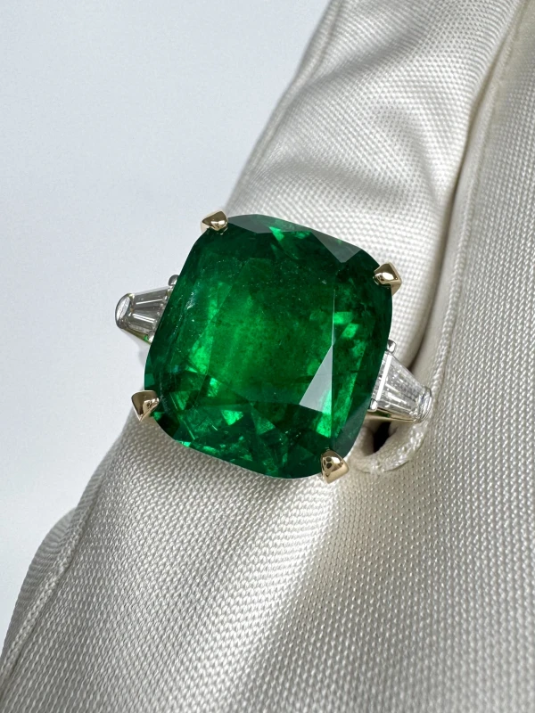 DeRosa CUSHION EMERALD 10.73 CT VIVID GREEN RING (GRS) R244017 4