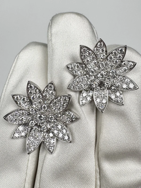 Van Cleef & Arpels. LOTUS EARRINGS, MEDIUM MODEL VCARO96C00 4