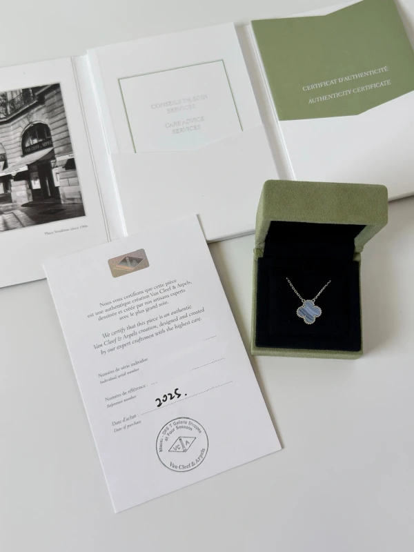 Van Cleef & Arpels VINTAGE ALHAMBRA PENDANT. CHALCEDONY VCARD34900 5