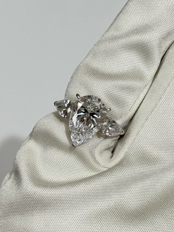 No name PEAR DIAMOND 4.01 CT D/VVS2 RING (GIA) NN4.01D/VVS 4
