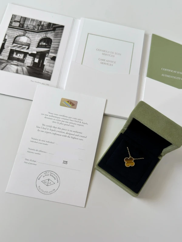 Van Cleef & Arpels. VINTAGE ALHAMBRA PENDANT, TIGER EYE VCARD38600 3