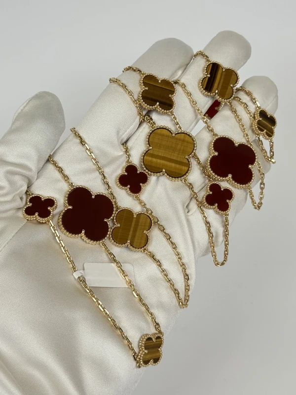 Van Cleef & Arpels. MAGIC ALHAMBRA LONG NECKLACE, 16 MOTIFS VCARN5JO00 3