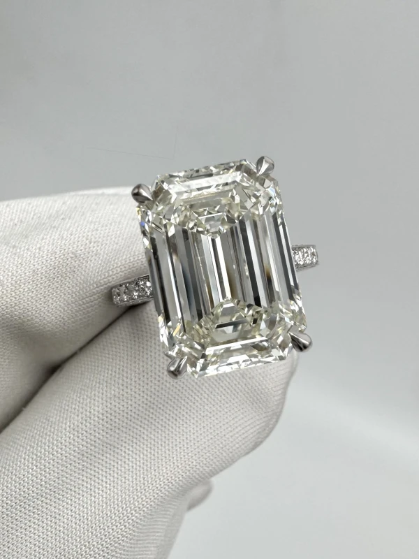 Earrings without a brand EMERALD DIAMOND 8.13 CT L/VS2 RING (GIA) NN8.13CT 2
