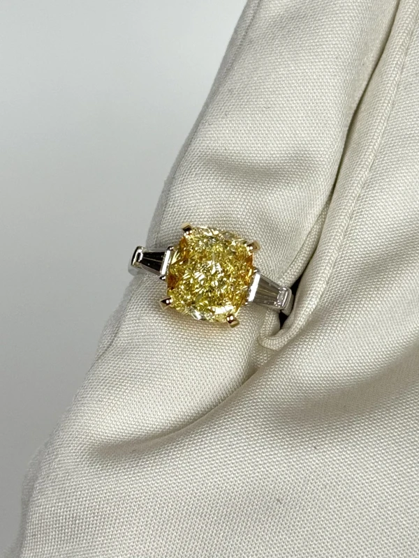 Earrings without a brand CUSION DIAMOND 5.05 CT FANCY LIGHT YELLOW RING (GIA) NN5.05 CT FLY/VS1 4