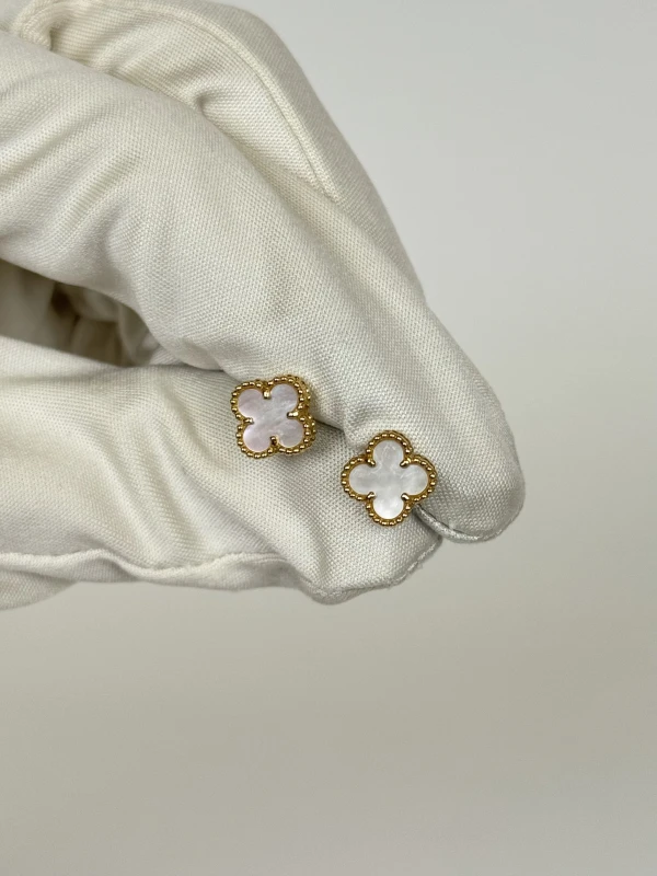 Van Cleef & Arpels. SWEET ALHAMBRA EARSTUDS VCARA44800 2