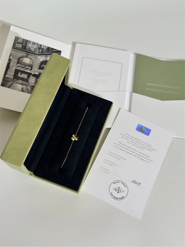 Van Cleef & Arpels. FRIVOLE BRACELET, MINI MODEL VCARP0J200 4