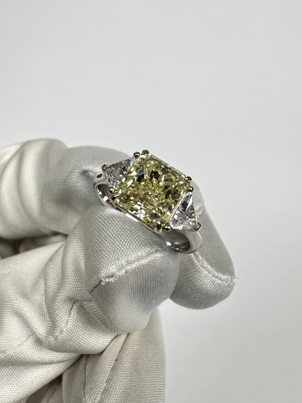 Earrings without a brand RADIANT DIAMOND RING (SIZE 52) GIA NN 3.02 CT Y-Z/SI2 4