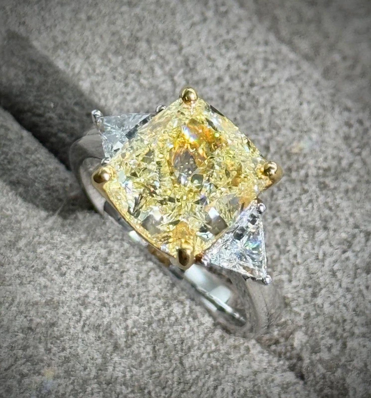 Earrings without a brand CUSHON DIAMOND 7.11 CT Fancy Light Yellow/VS1 RING (GIA) 7.11CT FLY/VS1 3
