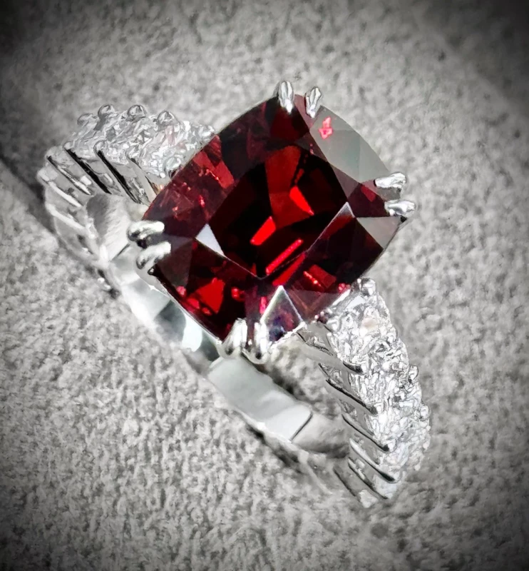 Earrings without a brand С ШПИНЕЛЬЮ 5.57CT Vivid to deep Red /(No H) 5.57 Vivid to deep Red /(No H) 4