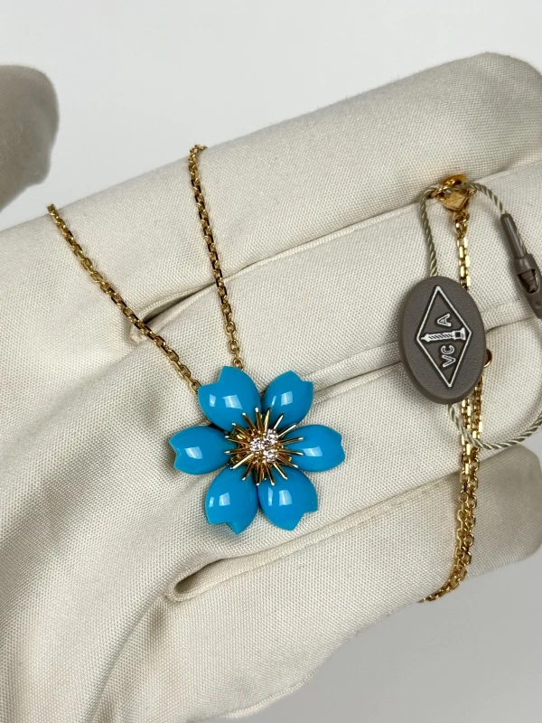 Van Cleef & Arpels. ROSE DE NOËL TURQUOISE DIAMOND PENDANT VCARPJJA00 3