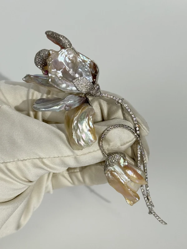 Yvel БРОШЬ С ЖЕМЧУГОМ BR-10-FLOW3W 3