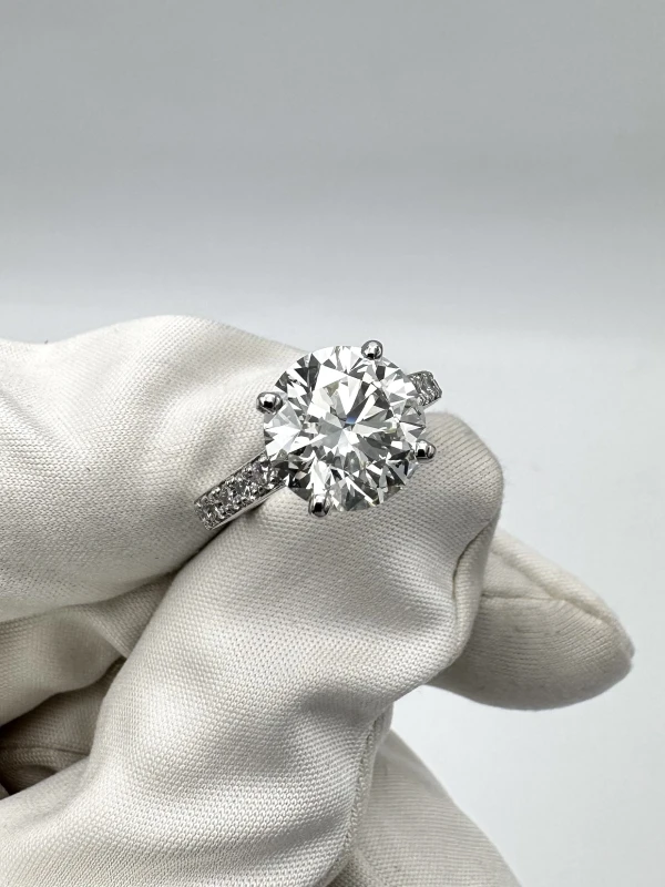 De Beers ROUND DIAMOND 4.01CT L/VS1 RING (GIA) 4.01ct L/VS1 GIA 3