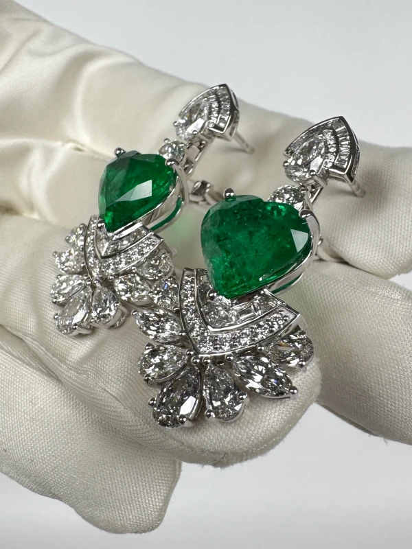 Earrings without a brand HEART EMERALD 5.60-6.06 CT VIVID GREEN EARRINGS (GRS) EM 5.60-6.06 CT 5