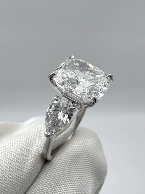 Earrings without a brand CUSHION DIAMOND 4.01 CT E/VS1 RING (GIA) 548-NN4.01 5
