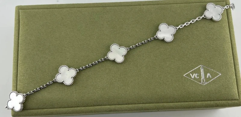 Van Cleef & Arpels. VINTAGE ALHAMBRA BRACELET, 5 MOTIFS VCARF48400 2