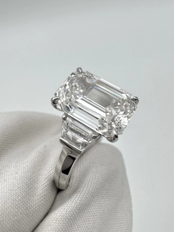 Graff Emerald Diamond 5.06 ct H/VVS2 Ring (GIA) RGR5.06 5