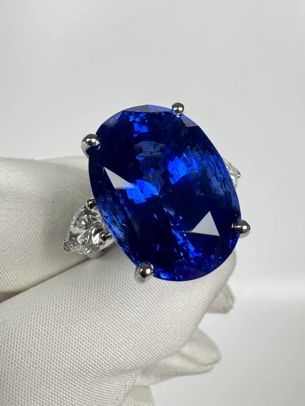 No name OVAL SAPPHIRE 33.28 CT ROYAL BLUE RING (SIZE 51) GRS NN33.28 4