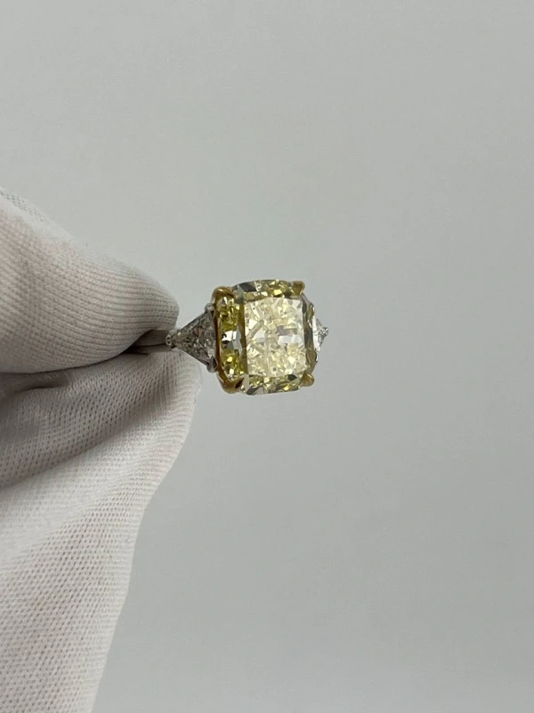 Earrings without a brand С БРИЛЛИАНТОМ 6.80 CT FLY/VS1 FANCY LIGHT YELLOW 6.80 ct. 2