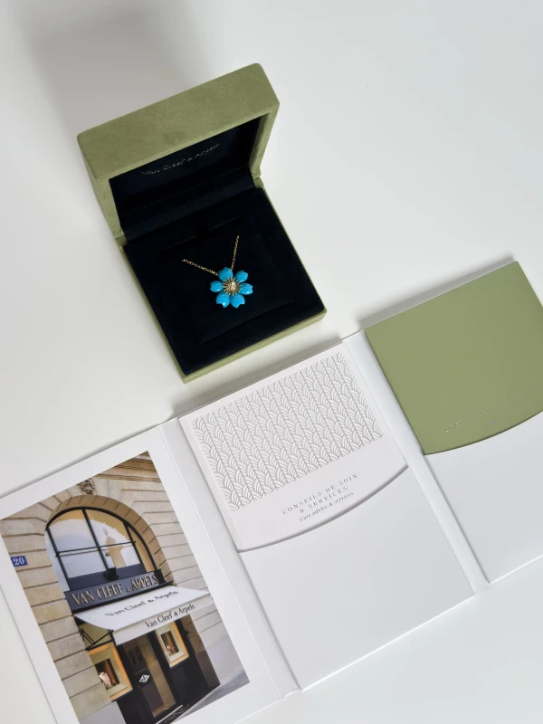 Van Cleef & Arpels. ROSE DE NOËL TURQUOISE DIAMOND PENDANT VCARPJJA00 4
