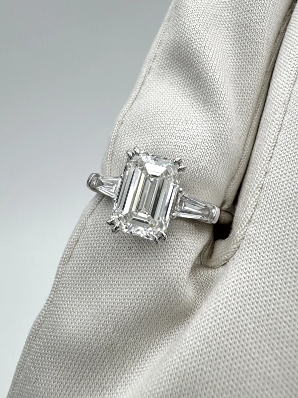 No name EMERALD DIAMOND 2.01ct F/VVS2 RING (GIA) NN2.01ct H/VVS2 GIA 3
