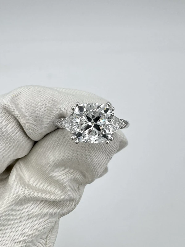 СЕРЬГИ NO NAME CUSHION DIAMOND RING 4.51 CT E/VS1 (GIA) 4.51 CT E/VS1 (GIA) 2