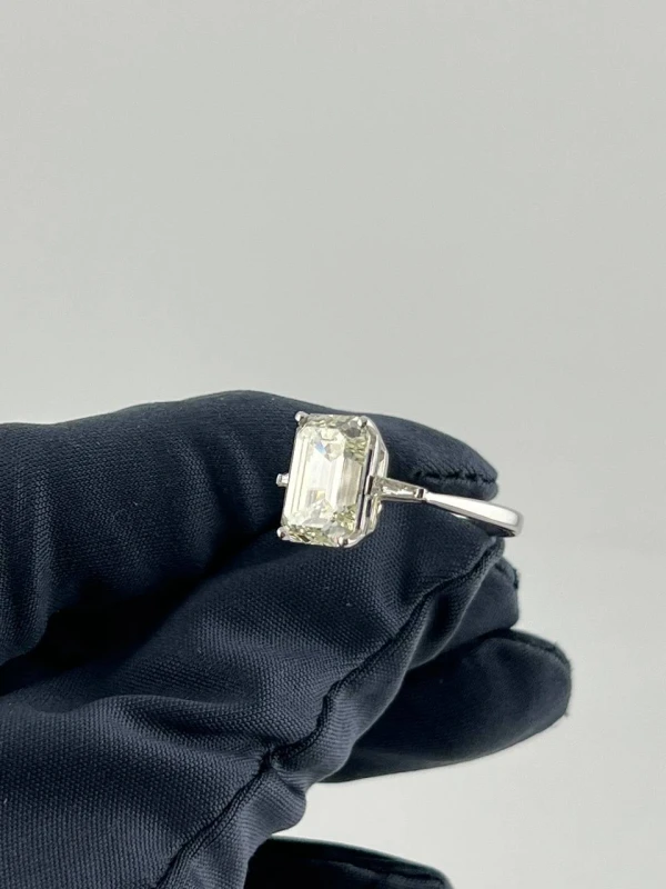 No name С БРИЛЛИАНТОМ 5.15 СТ K/SI2 5.15 ct. K/SI2 4