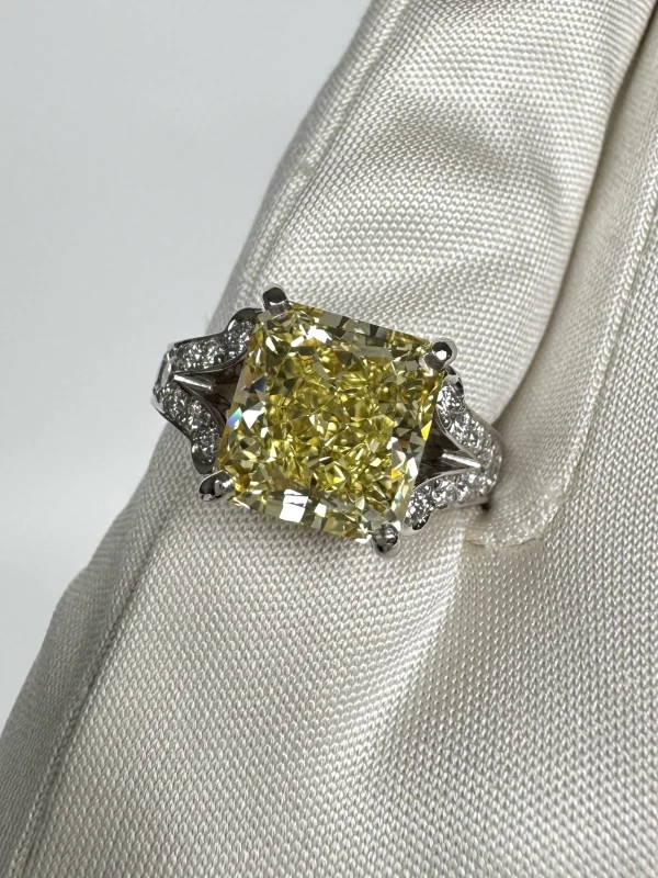 Earrings without a brand RADIANT DIAMOND 4.78 CT FANCY INTENSE YELLOW/VS1 RING (GIA) 2557-4.78CT 4